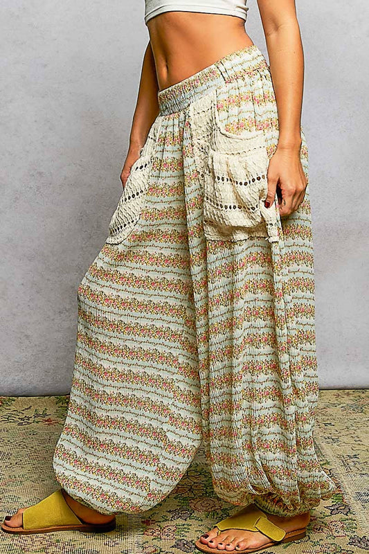 Crinkled Printed Contrast Pockets Printed Woven Jogger Pants (Copy)