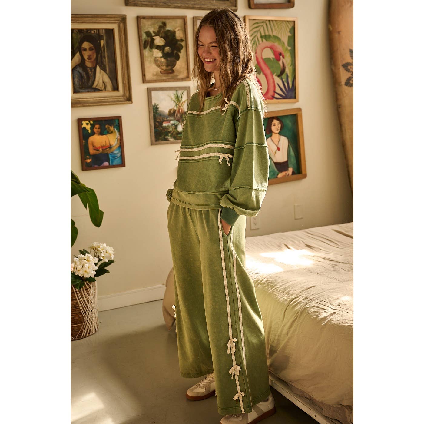 LACE BOW SIDE STRIPE PANTS