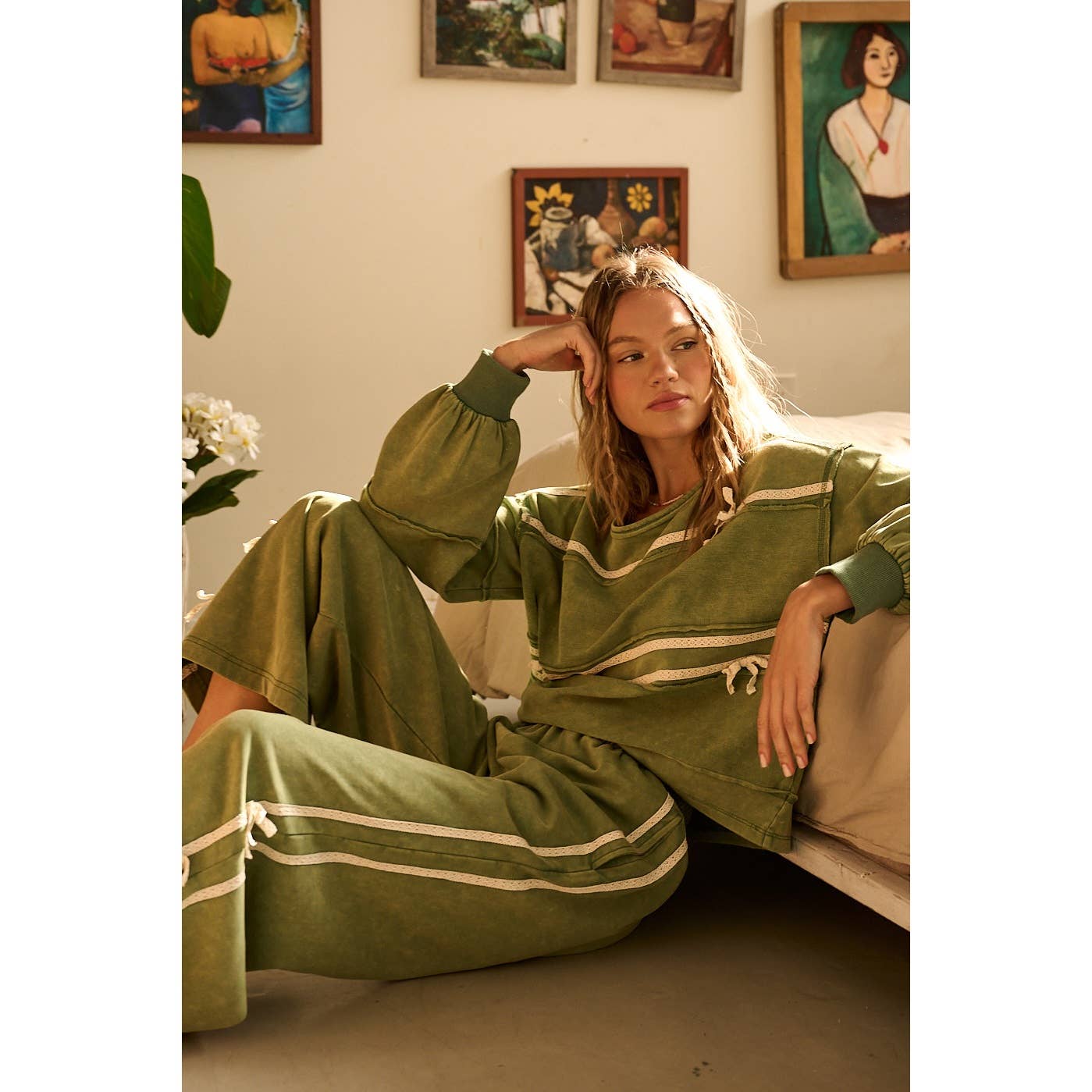 LACE BOW SIDE STRIPE PANTS